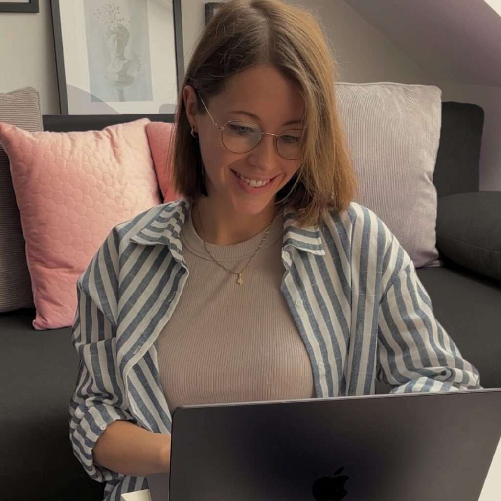 picture of vanessa krämer while working and smiling